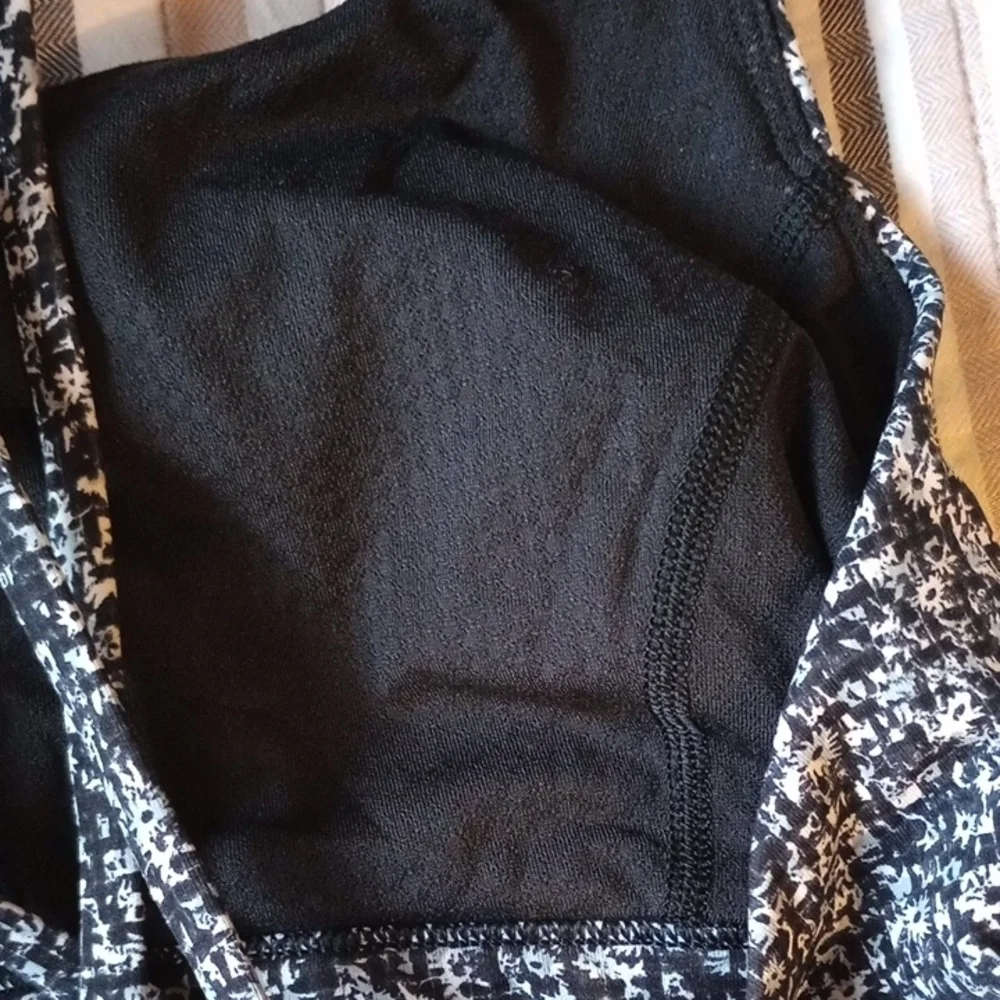 Lululemon‎ Athletica Black and White Crisscross Sports Bra